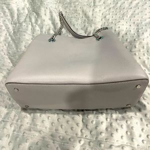 Medium Kate Spade shoulder bag. 3 pocket, middle zipper. Two handles chain.